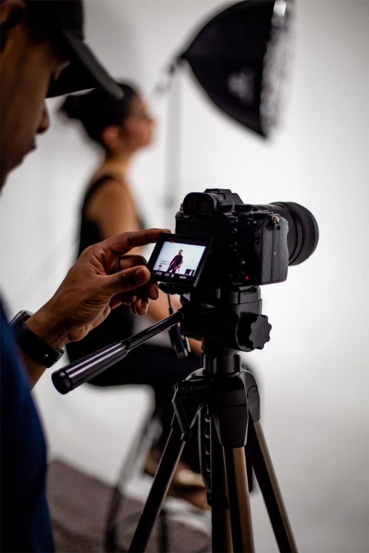 Sesión de fotografía profesional con cámara, trípode e iluminación de estudio